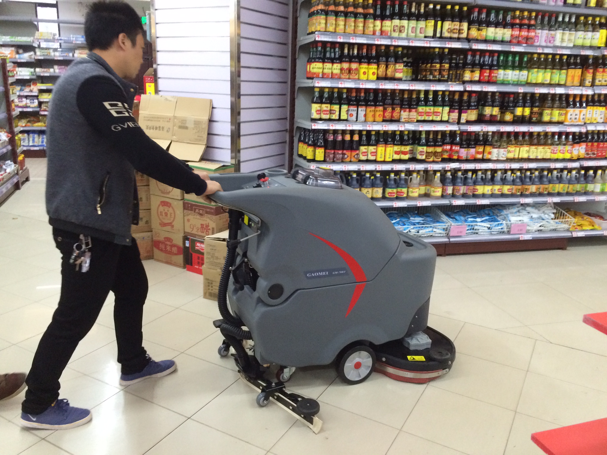 全自動洗地機，老人推得動嗎？