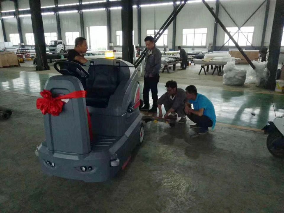 誰來解釋下；駕駛式洗地機的性價比比手推式洗地機高呢？