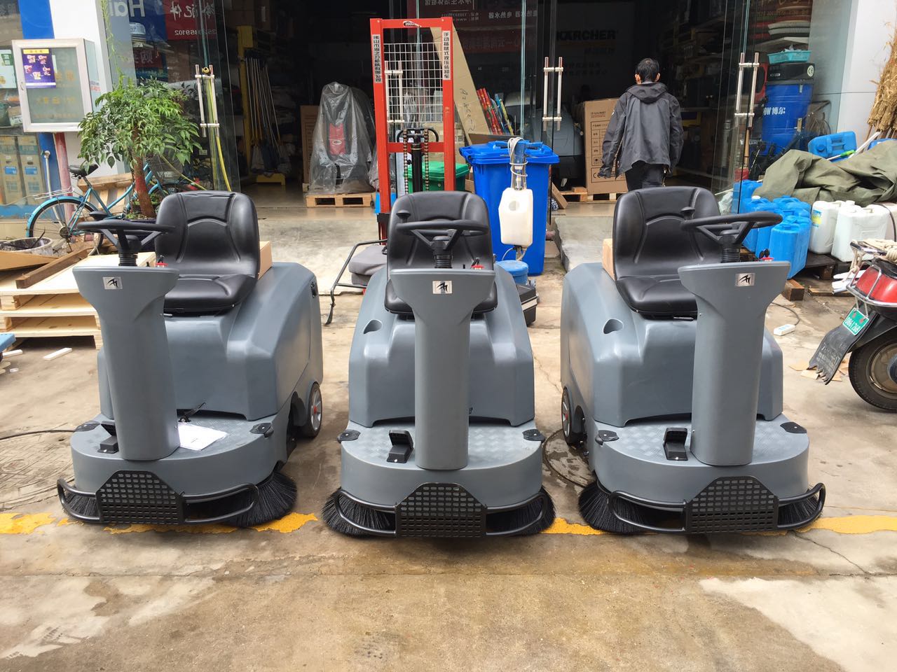高美車間駕駛式掃地機優點分析