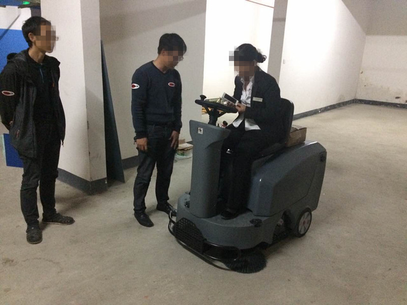 為什么越來越多的小區物業采購電動駕駛式掃地車