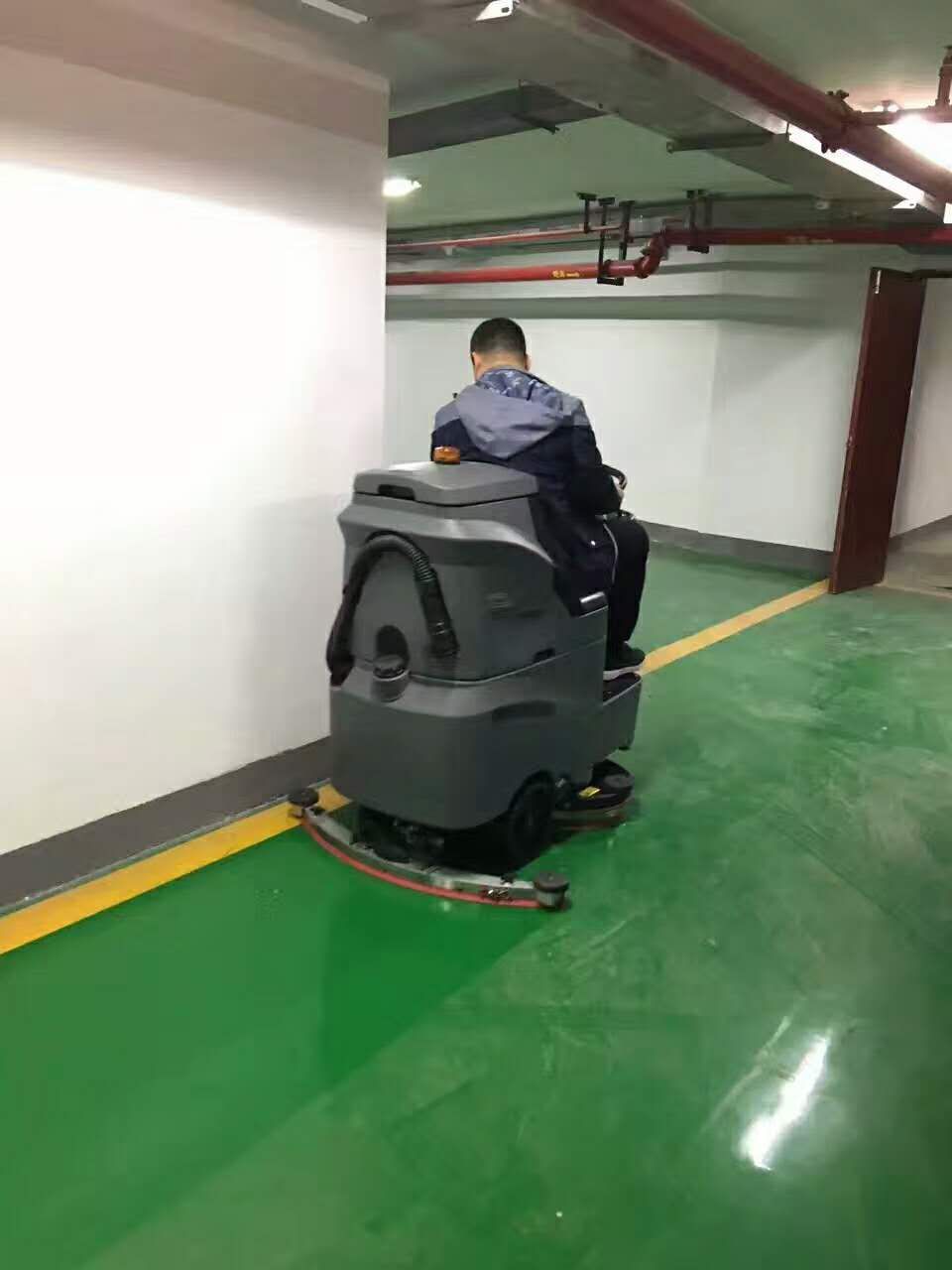 生產(chǎn)車間如何選擇駕駛式洗地機廠家？到底誰家更值得信賴