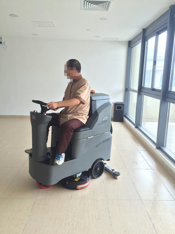 駕駛式洗地機(jī)成大型地下停車場清洗必備武器