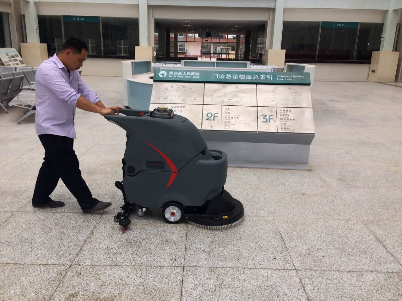 選擇洗地吸水機時應考慮哪些因素？