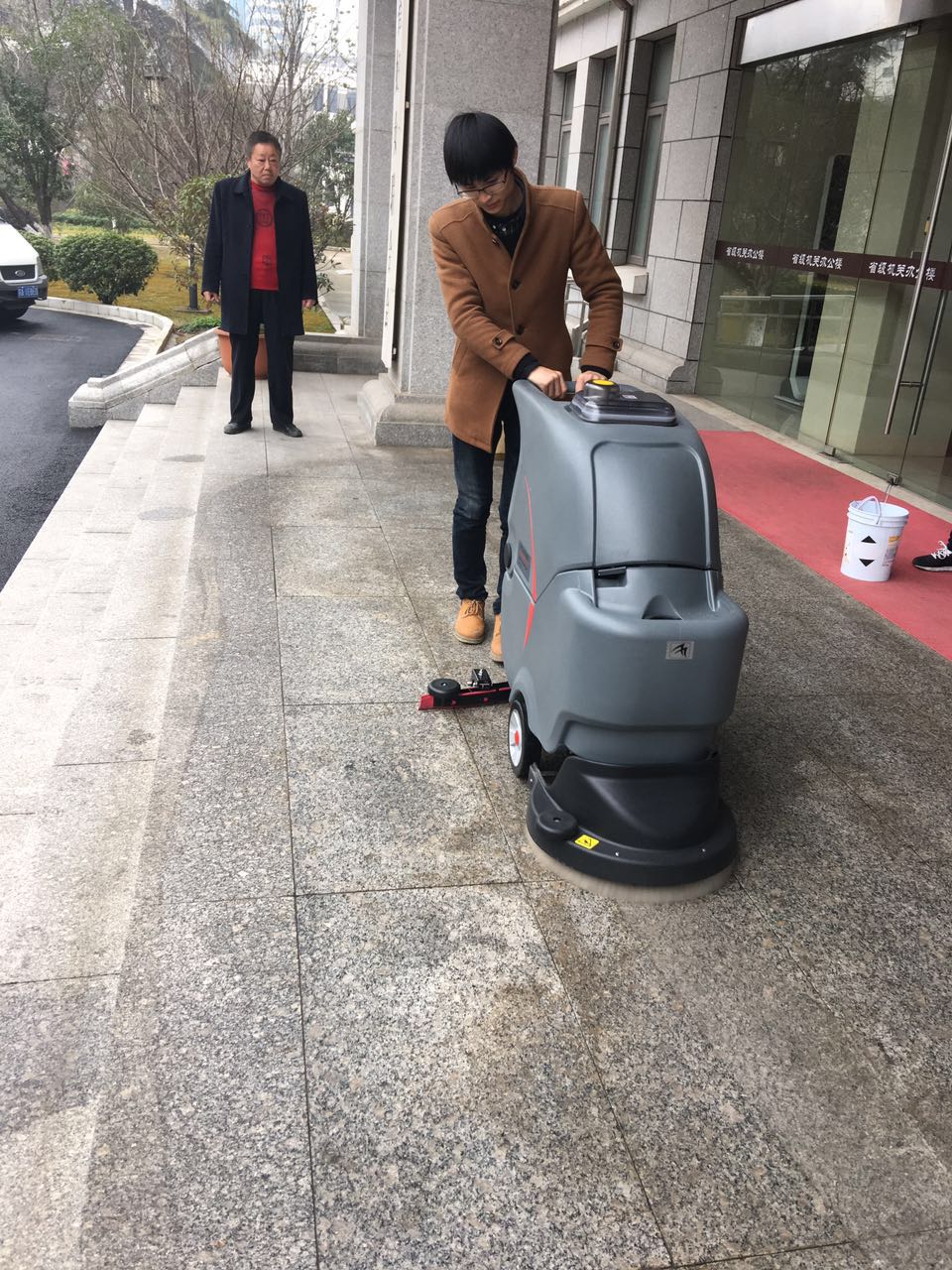 全自動洗地機能解決企業(yè)什么問題？