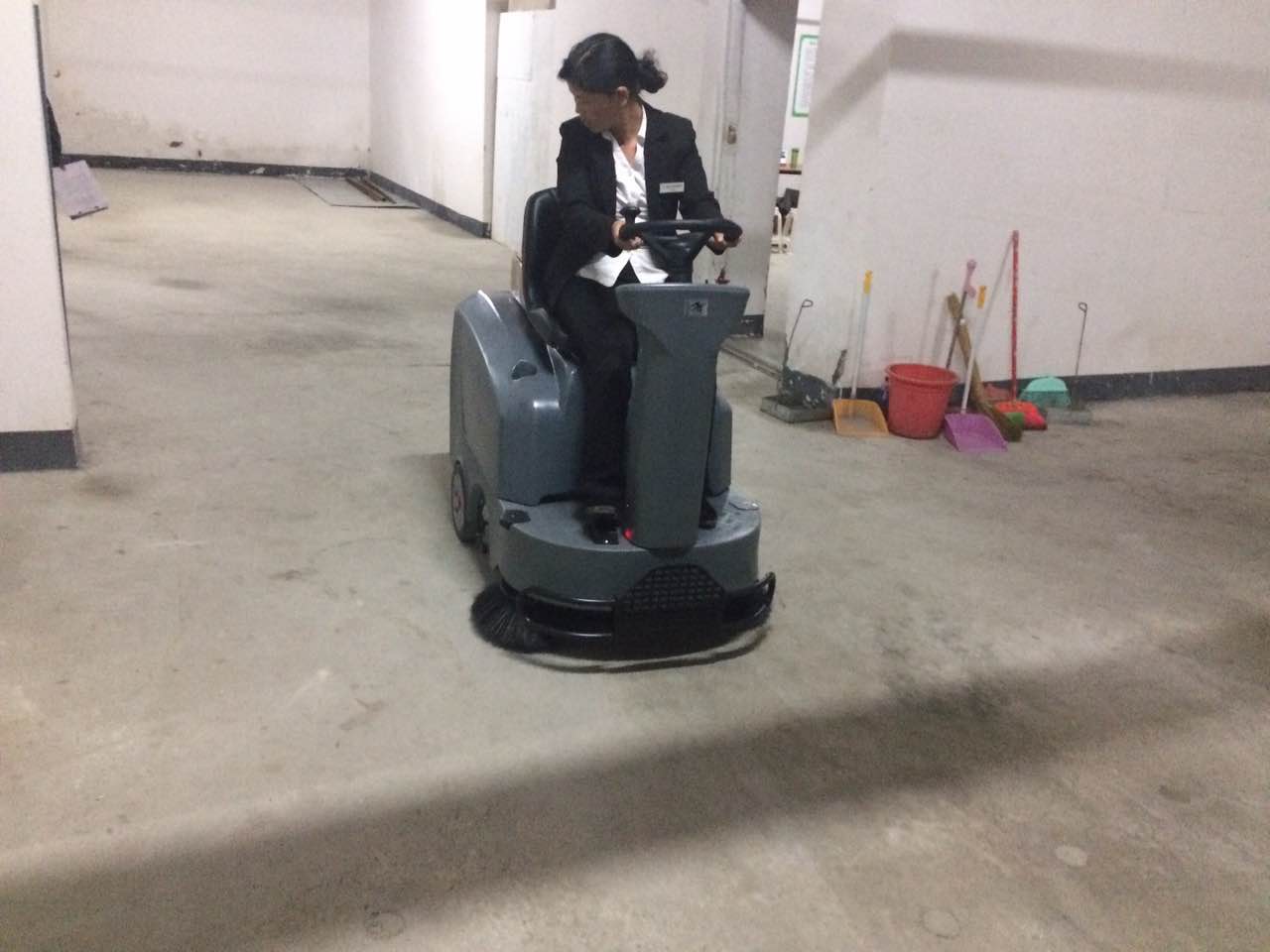 工廠使用駕駛式掃地機真的省錢嗎？