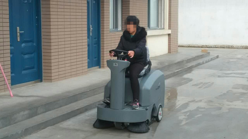 什么類型的掃地機適合大型廠房使用？
